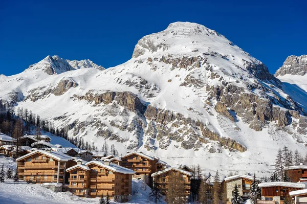Inverno alpino paisagem de montanha com chalé — Fotografia de Stock