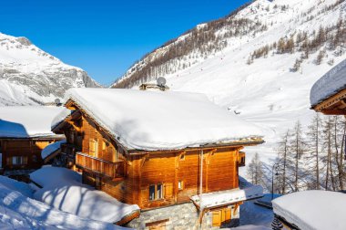 Alp kış dağ manzarası. French Alps kar ile. 