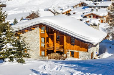 Alp kış dağ manzarası. French Alps kar ile. 