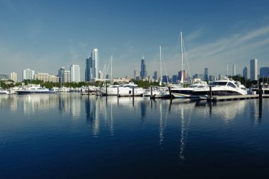 Kentsel marina ve Chicago manzarası