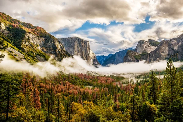 Vale de Yosemite na manhã nublada do outono — Fotografia de Stock