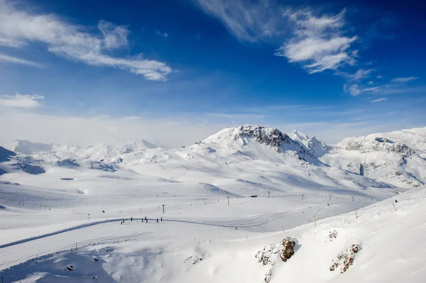 Alpejskie zima góry krajobraz. Alpy Francuskie ze śniegu. — Zdjęcie stockowe