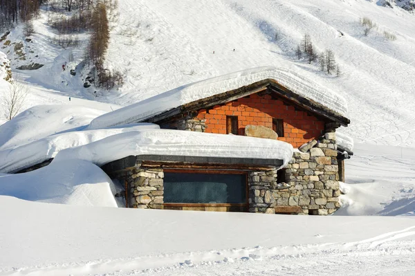 Alpine winter mountain landscape. French Alps with snow. — Stock Photo, Image