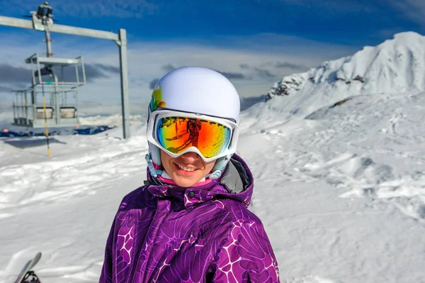 Jovem mulher em óculos de esqui ao ar livre — Fotografia de Stock