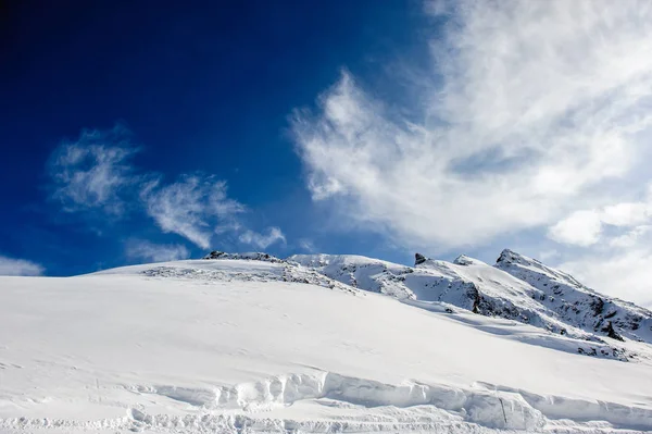 Ορεινό τοπίο των Άλπεων χειμώνα. Γαλλικές Άλπεις με το χιόνι. — Φωτογραφία Αρχείου