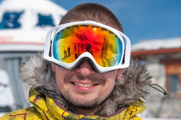 Jovem em óculos de esqui ao ar livre — Fotografia de Stock