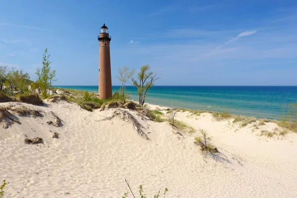 Lilla Sable Point Lighthouse i sanddynerna, byggd år 1867 — Stockfoto