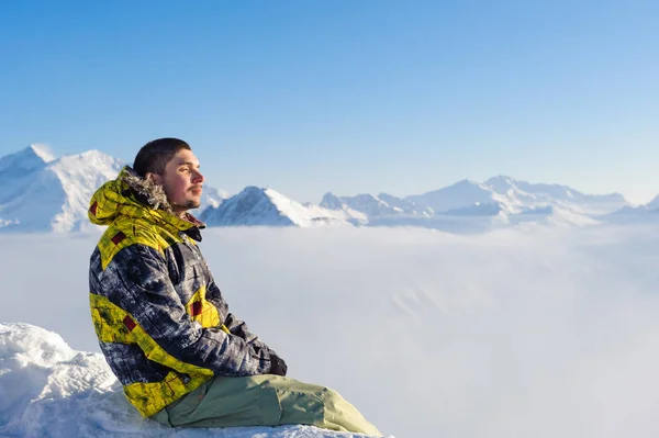 Man op bergen in wolken — Stockfoto