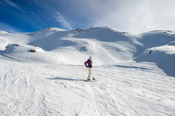 Snowboarder equitação em francês Alpes encostas da montanha — Fotografia de Stock