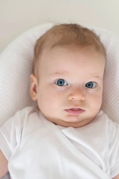 Baby met blauwe ogen — Stockfoto