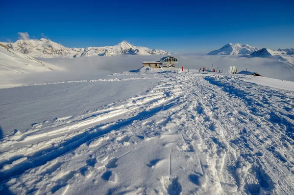 Elevador de esqui em montanhas no inverno — Fotografia de Stock