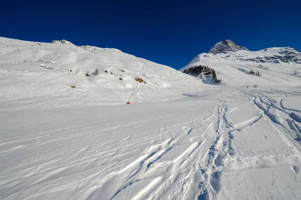 Гірськолижний зимовий гірський ландшафт. Французькі Альпи зі снігом. — стокове фото