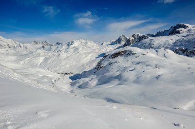 güneşli bir gün içinde dağ manzarası