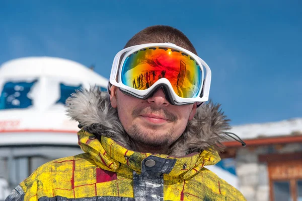 Uomo seduto sopra nuvole basse — Foto Stock