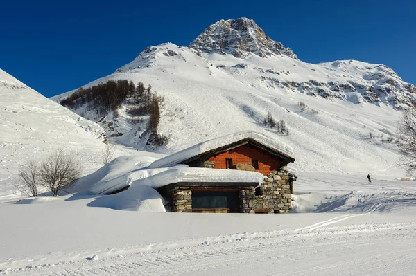 雪で覆われた山の家 — ストック写真