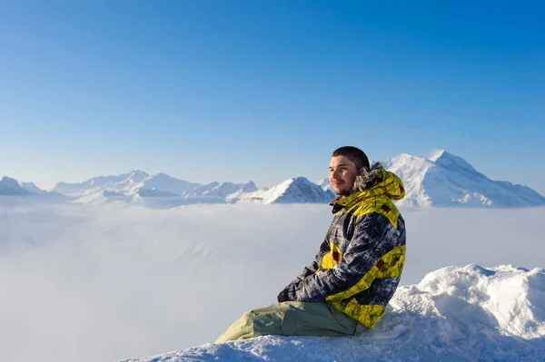 Людина сидить над низькими хмарами — стокове фото