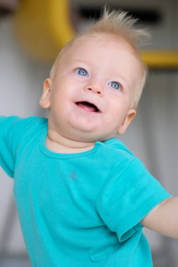 mavi gözlü erkek bebek