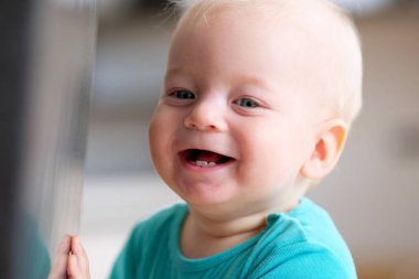 mavi gözlü erkek bebek