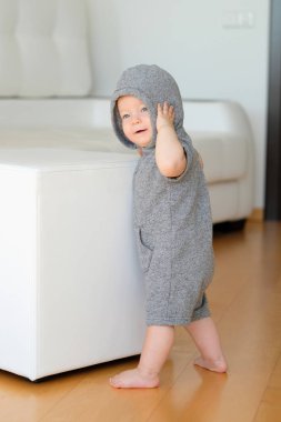 Erkek bebek mavi giyen hoodie gözleri 