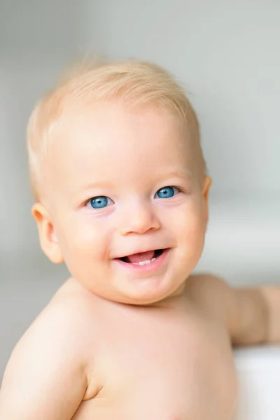 Niño con ojos azules —  Fotos de Stock