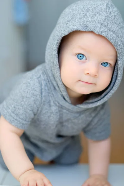 Хлопчик з блакитними очима — стокове фото