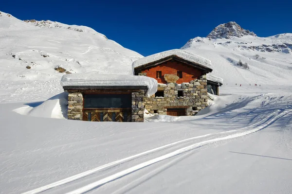 Casas cubiertas de nieve — Foto de Stock