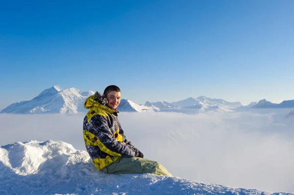 Людина сидить над низькими хмарами — стокове фото