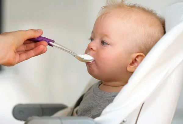 Alimentación del bebé con cuchara — Foto de Stock