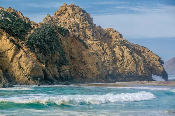 Rock w Pfeiffer Beach — Zdjęcie stockowe