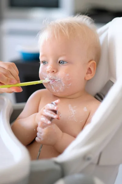 Alimentando o bebê com colher — Fotografia de Stock