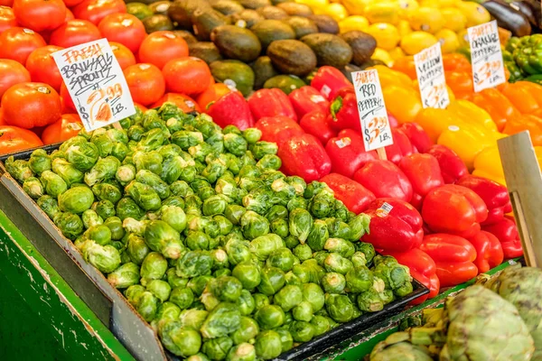 Свежие фрукты и овощи на рынке — стоковое фото