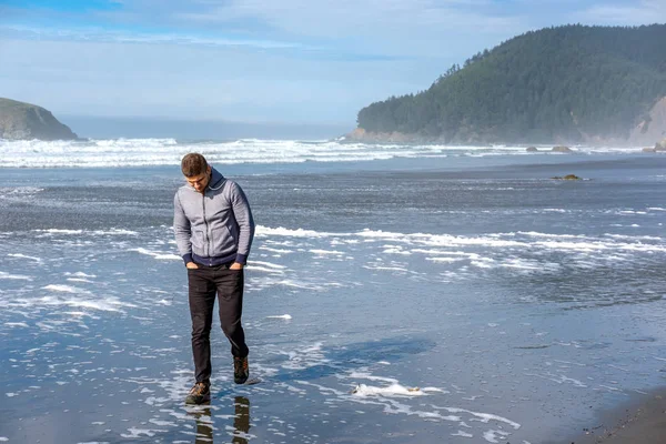 Un homme seul à la plage de la côte Pacifique des États-Unis — Photo