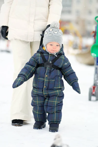 Bambino ragazzo con madre in inverno — Foto Stock