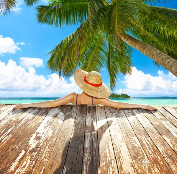 Frau entspannt sich am Strand — Stockfoto