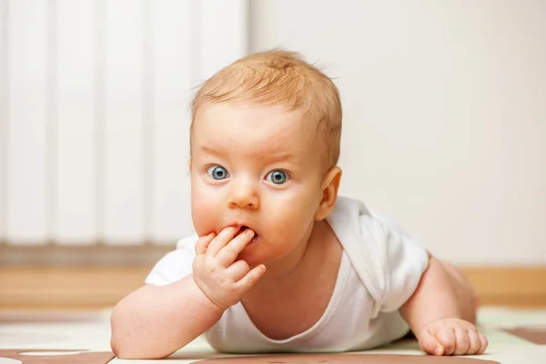 Baby kruipen op verdieping — Stockfoto