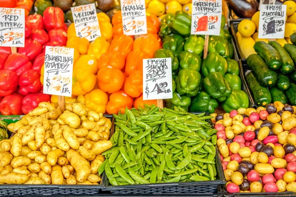 Färsk frukt och grönsaker på farmers market — Stockfoto