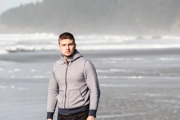 Samotny człowiek w Pacific coast plaża — Zdjęcie stockowe