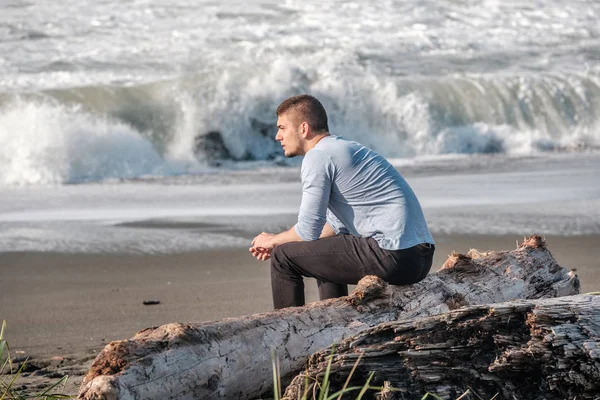 Одинокий мужчина на пляже тихоокеанского побережья — стоковое фото