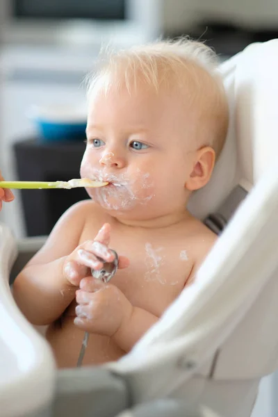 Voeding baby met lepel — Stockfoto