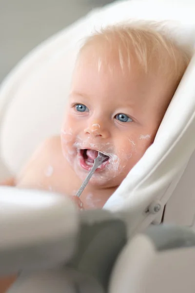 Alimentando o bebê com colher — Fotografia de Stock