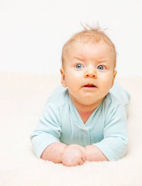 Yeni doğan bebeğin karnına tarama