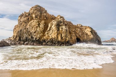 Pfeiffer Beach dev kaya