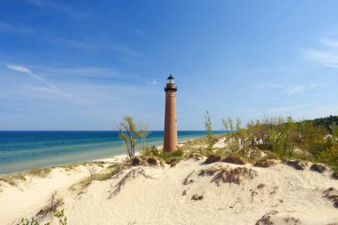 Dunes içinde küçük deniz feneri