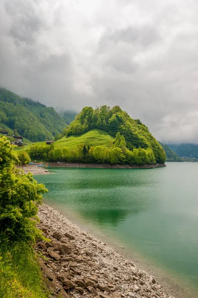 Montagne sulla costa del lago Lungern — Foto Stock