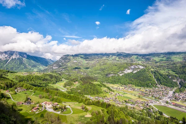 Pueblo suizo en valle — Foto de Stock