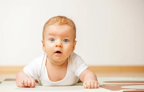 Quatro meses bebê rastejando no chão — Fotografia de Stock