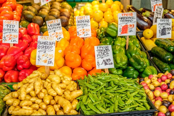 Frutas e produtos hortícolas no mercado — Fotografia de Stock