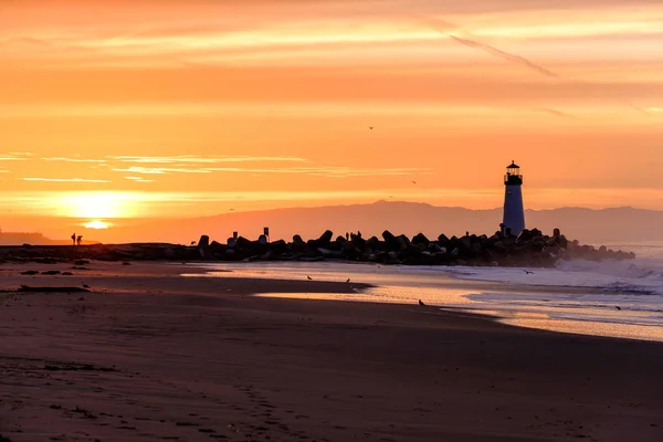 Phare sur le brise-lames au lever du soleil — Photo