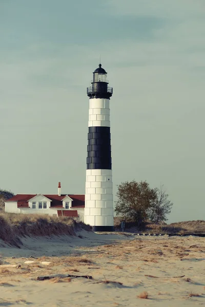 Grote Sable Point-vuurtoren in duinen — Stockfoto