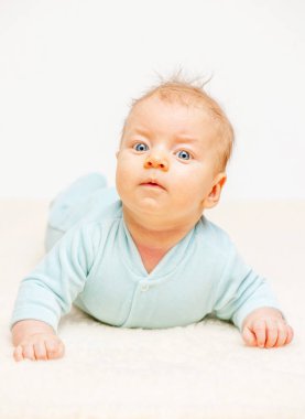 Yeni doğan bebeğin karnına tarama